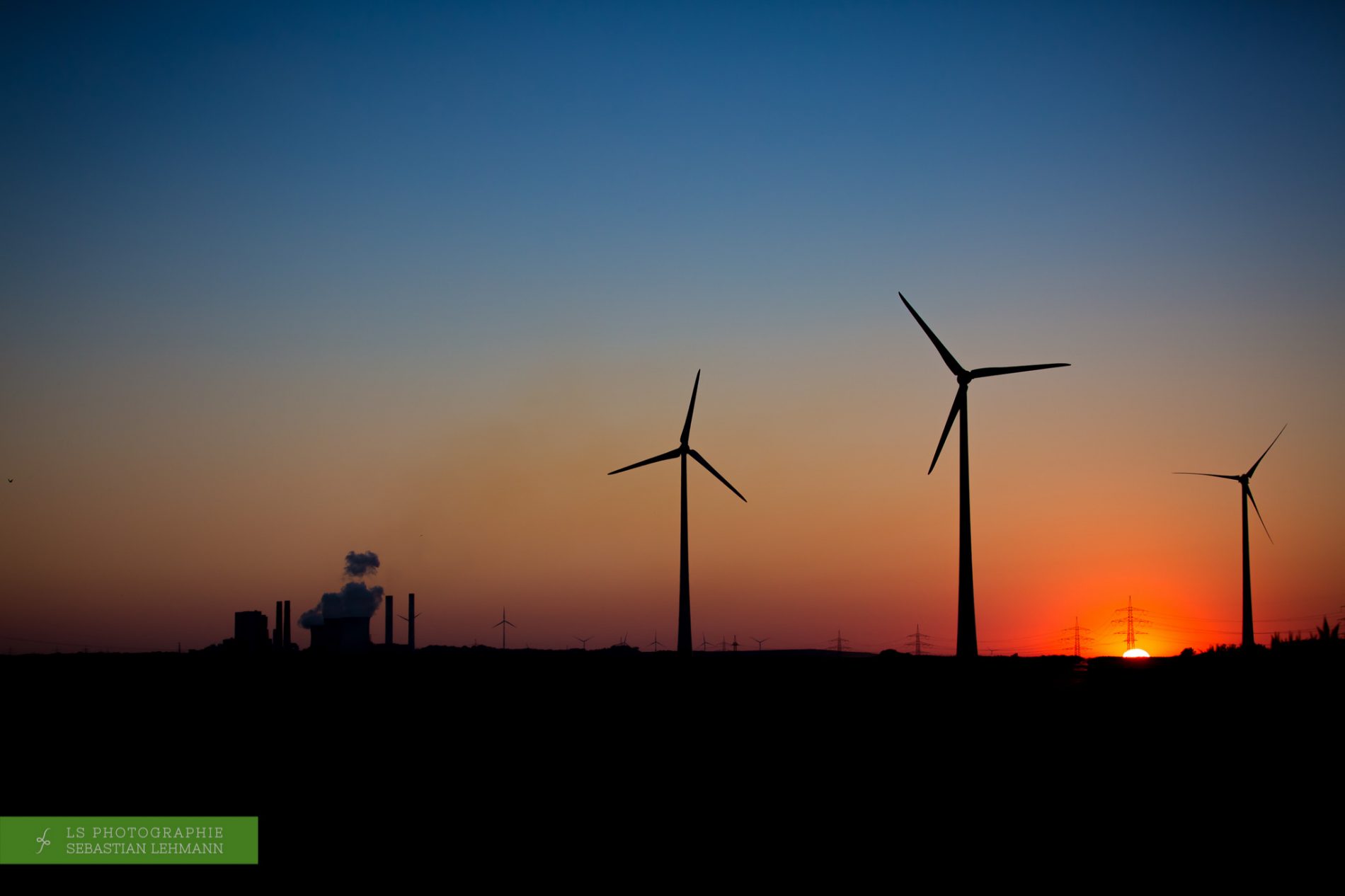 Fotograf Düren - Windenergie und Kohlekraftwerk im Sonneuntergang