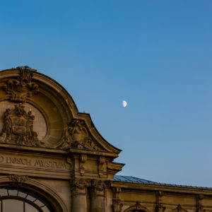 Der Mond über dem Leopold-Hoesch-Museum in Düren