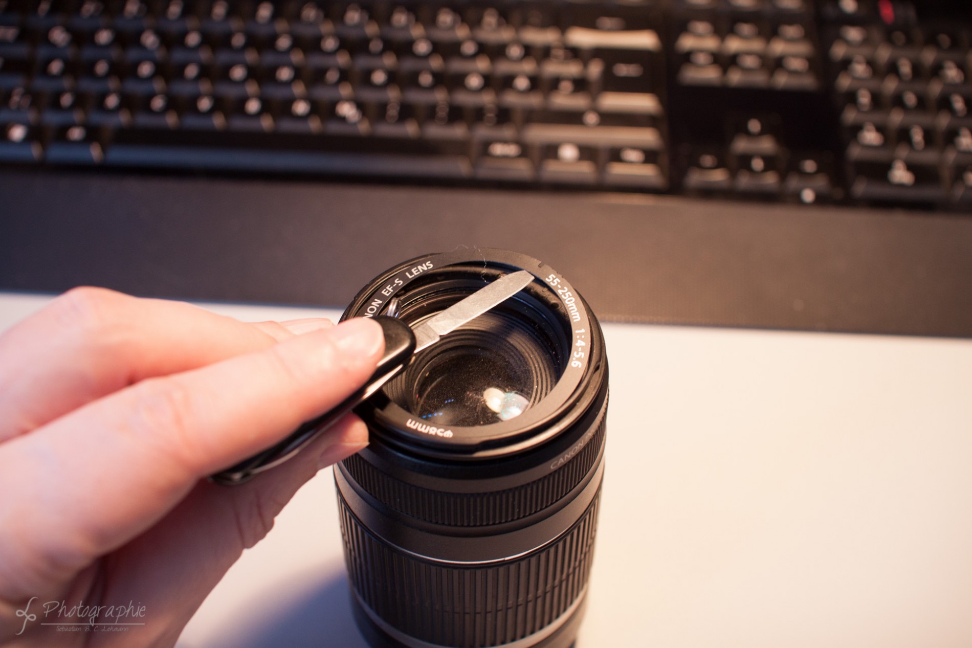 Mit dem Messer vorsichtig die Abdeckung lösen.