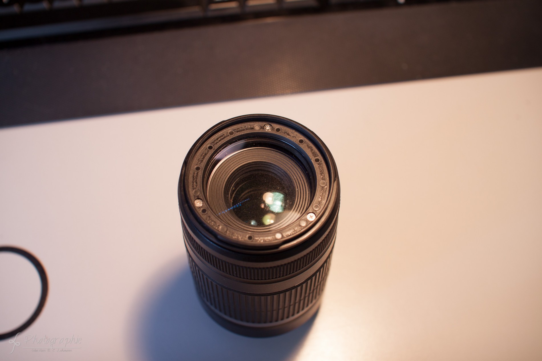 Darunter finden sich drei Schrauben ...