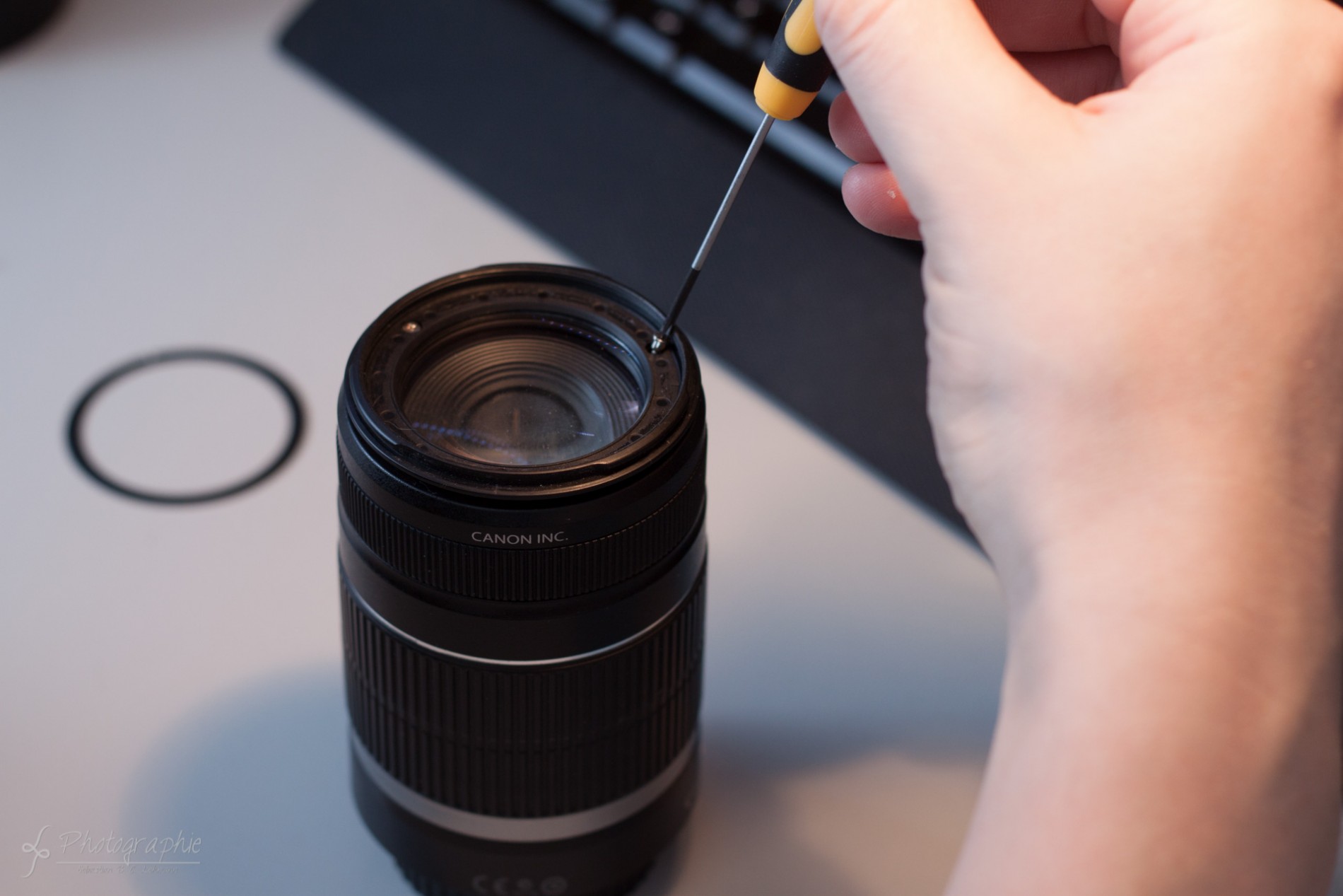 ... die ihr mit einem PH00 Kreuzschraubendreher entfernen könnt.