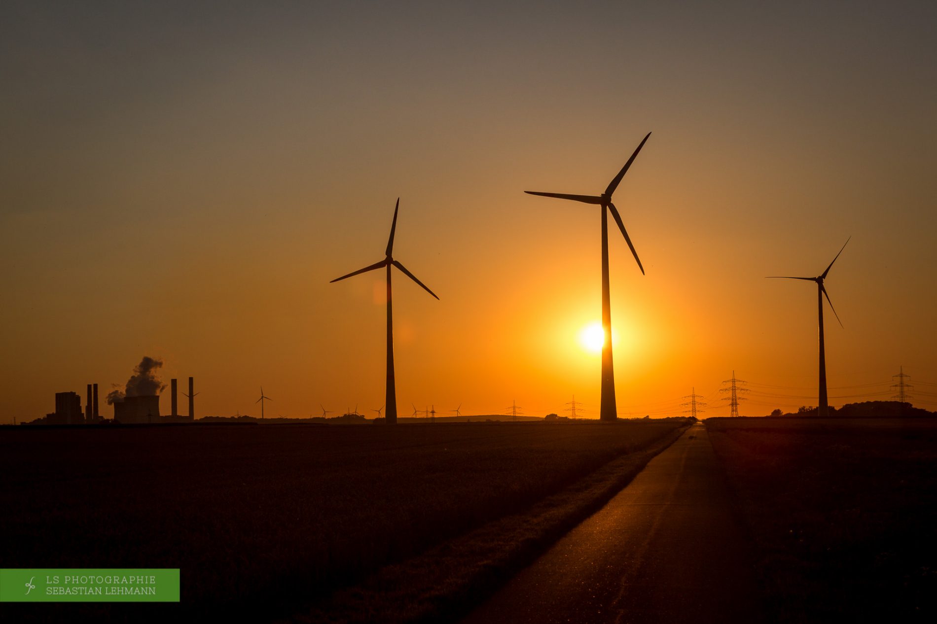 Fotograf Düren - Windkraft und Kohlekraft im Sonneuntergang