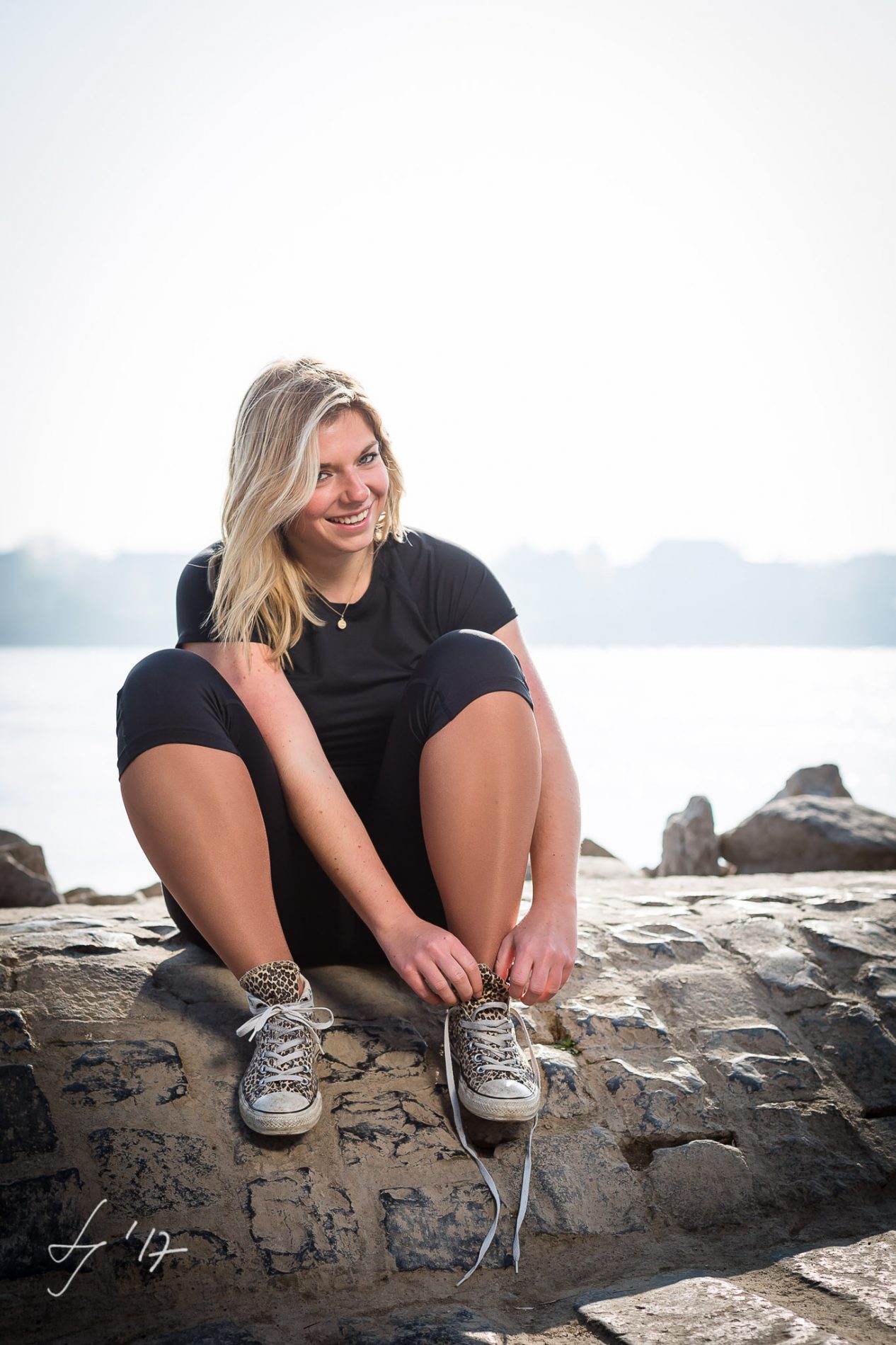 Schuhe-binden-im-Gegenlicht-Potrait-am-Rhein-in-Bonn-von-LS-Photographie-Fotograf-Dueren-Lehmann