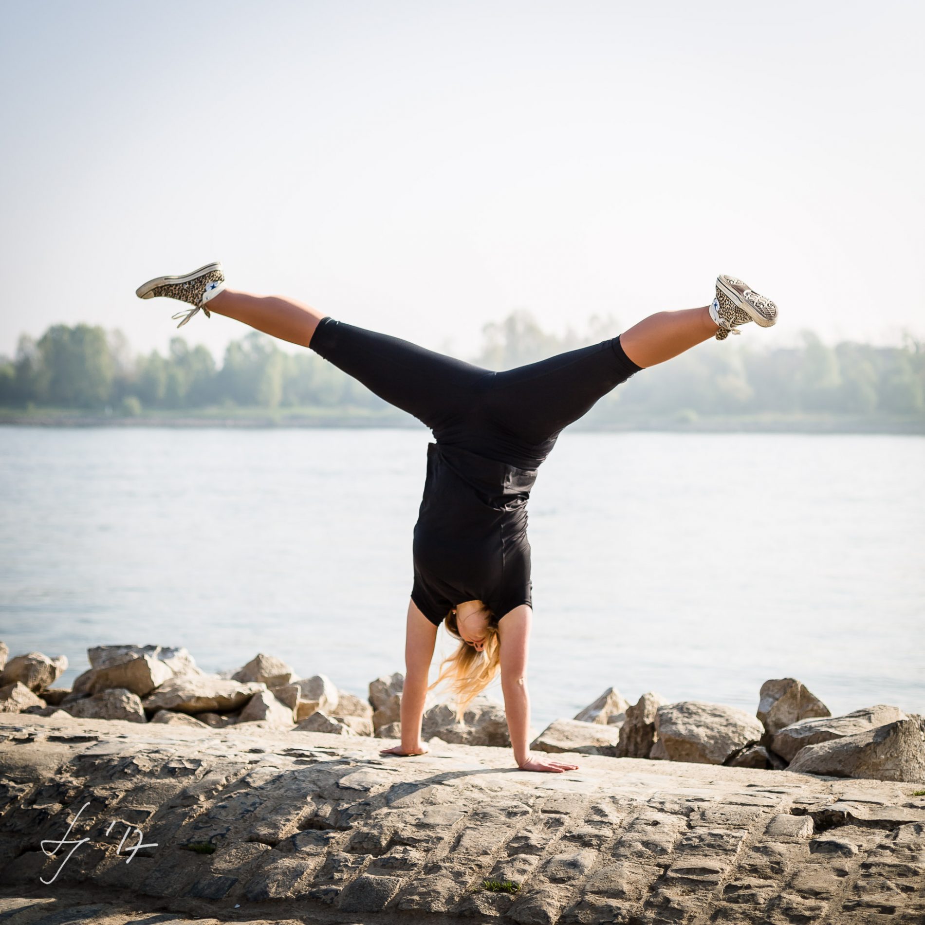 Handstand-am-Rhein-in-Bonn-von-LS-Photographie-Fotograf-Dueren-Lehmann