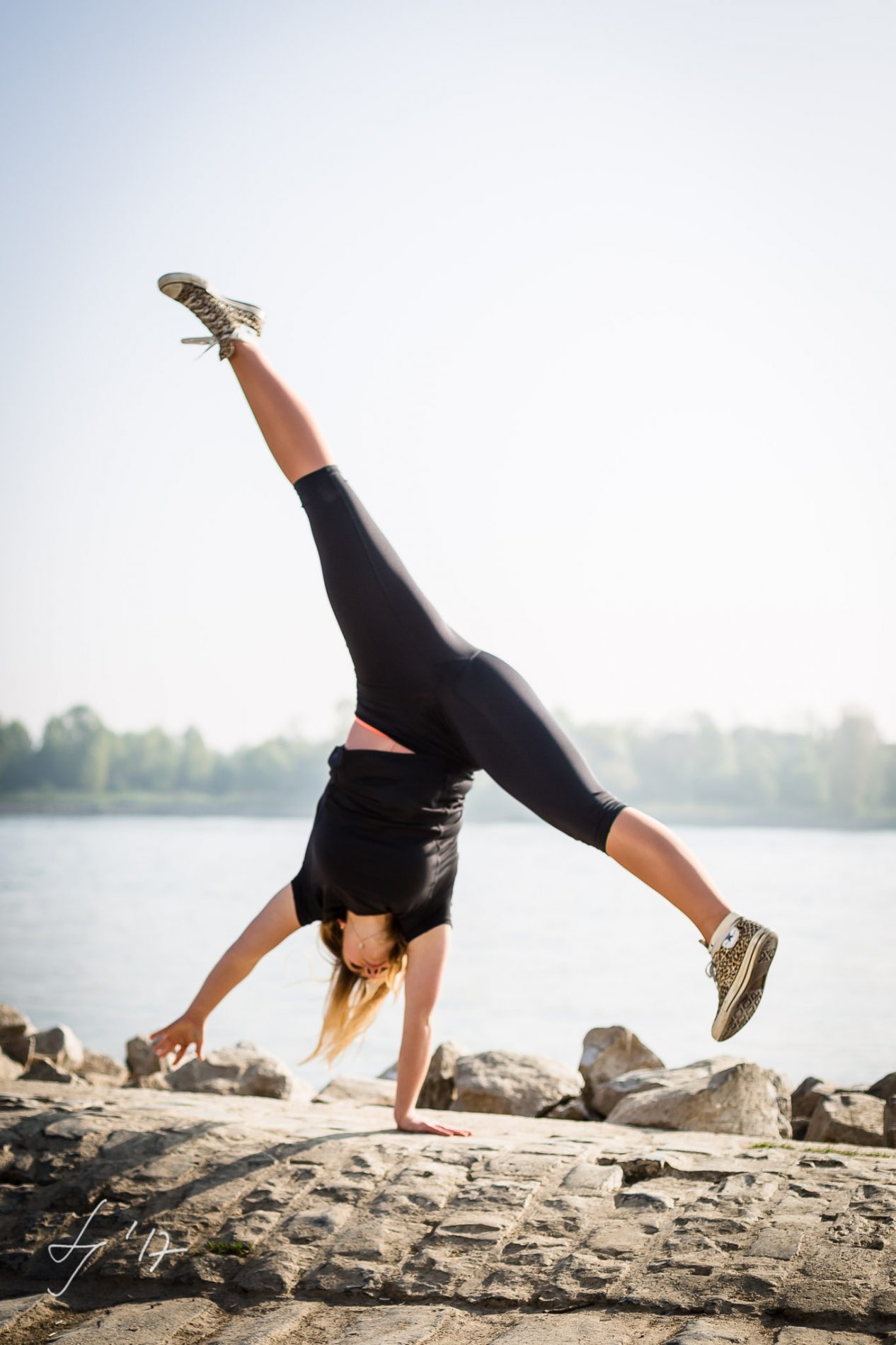 einhändiger-Handstand-am-Rhein-in-Bonn-von-LS-Photographie-Fotograf-Dueren-Lehmann