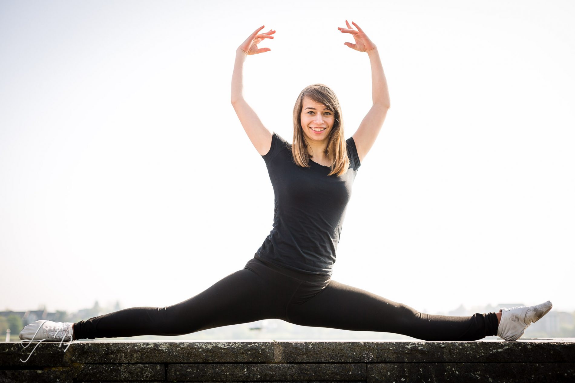 Spagat-Tanzfigur-Portrait-am-Rhein-in-Bonn-von-LS-Photographie-Fotograf-Dueren-Lehmann