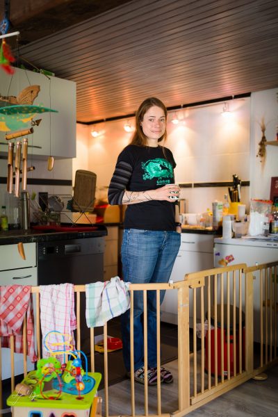 Anna-Jäger-Hauer-Künstlerportrait-zwischen-kind-kunst-und-arbeit