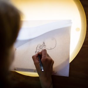 Zeichnen am Leuchttisch. Künstlerportrait in Hennef. LS Photographie Düren.