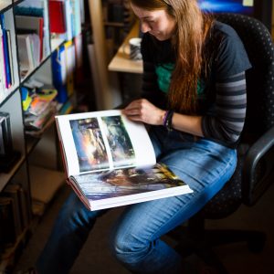 Inspiration sammeln in Büchern. Künstlerportrait in Hennef. Fotograf Düren.