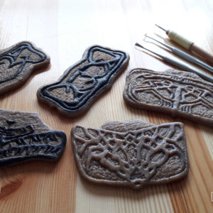 "Herstellung der verzierten Armpanzer aus Worbla mit Zahnarztbesteck" Behind the Scenes in Düren - für das Assassins Creed Shooting. | Bild: LS Photographie - Sebastian Lehmann