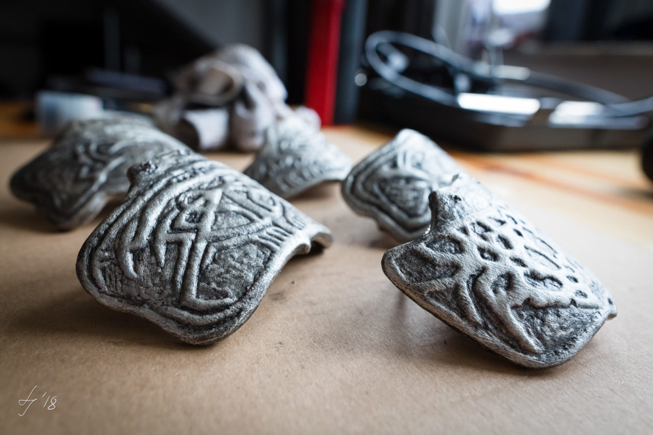 "Die fertigen verzierten Armpanzer" Behind the Scenes in Düren - für das Assassins Creed Shooting. | Bild: LS Photographie - Sebastian Lehmann