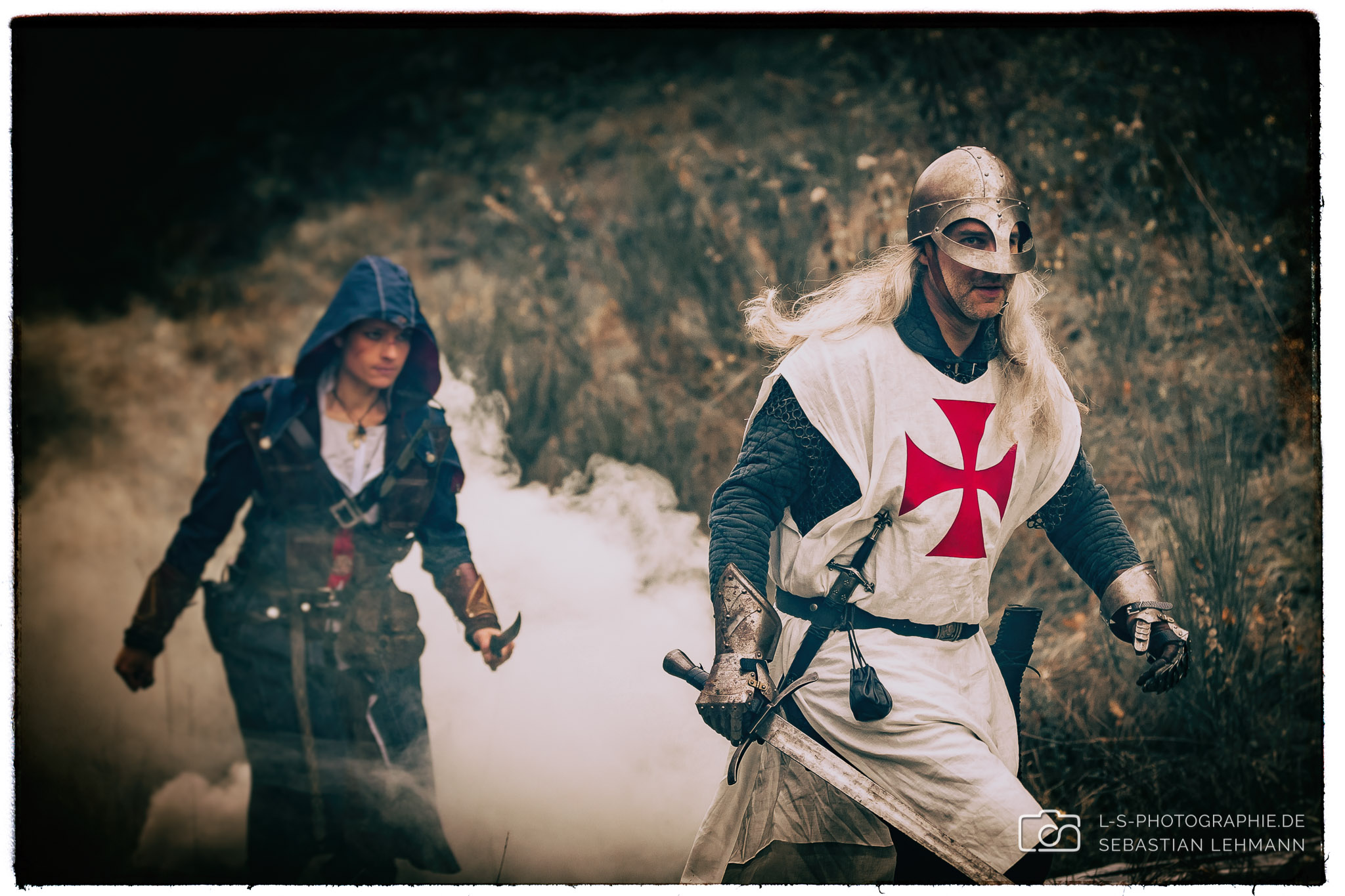 Verfolgungszene beim 2. Assassins Creed Portraitshooting in Hove. Models: Anna, Thorsten | Charakter: Edward Kenway, Templer | Bild: LS Photographie - Sebastian Lehmann