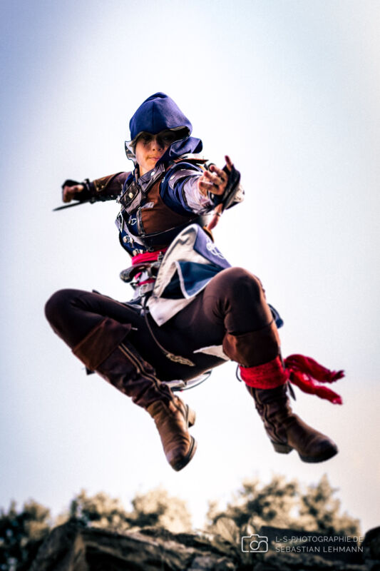 Dynamischen Actionportrait beim Assassins Creed Foto Shooting in Blankenberg.
Model: Anna
| Charakter: Edward Kenway
| Bild: LS Photographie - Sebastian Lehmann Dynamischen Actionportrait beim Assassins Creed Foto Shooting in Blankenberg. Model: Anna Charakter: Edward Kenway Bild: LS Photographie - Sebastian Lehmann