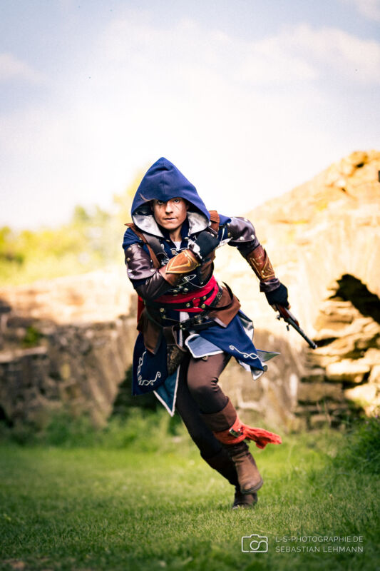 Dynamischen Actionportrait beim Assassins Creed Foto Shooting in Blankenberg.
Model: Anna
| Charakter: Edward Kenway
| Bild: LS Photographie - Sebastian Lehmann Dynamischen Actionportrait beim Assassins Creed Foto Shooting in Blankenberg. Model: Anna Charakter: Edward Kenway Bild: LS Photographie - Sebastian Lehmann