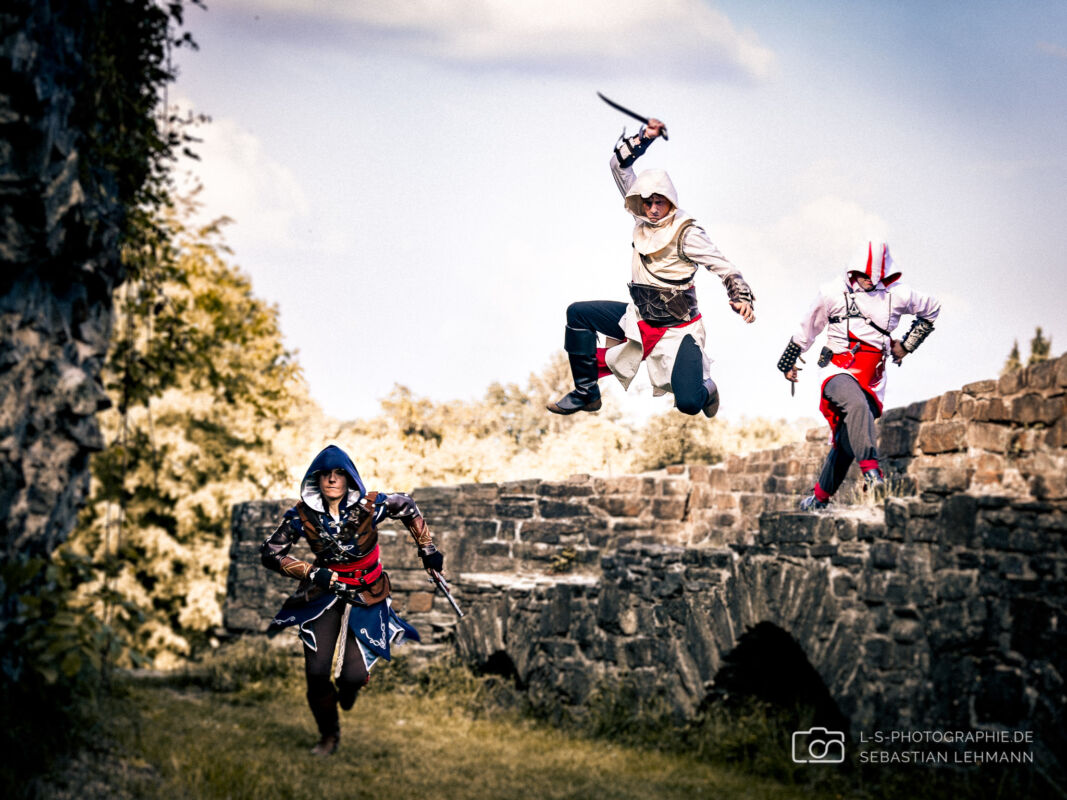 Dynamischen Actionportrait beim Assassins Creed Foto Shooting in Blankenberg.
Models: Anna, Anselm, Thorsten
| Charakter: Edward Kenway, Altaïr, freier Charakter
| Bild: LS Photographie - Sebastian Lehmann Dynamischen Actionportrait beim Assassins Creed Foto Shooting in Blankenberg. Models: Anna, Anselm, Thorsten Charakter: Edward Kenway, Altair, freier Charakter Bild: LS Photographie - Sebastian Lehmann