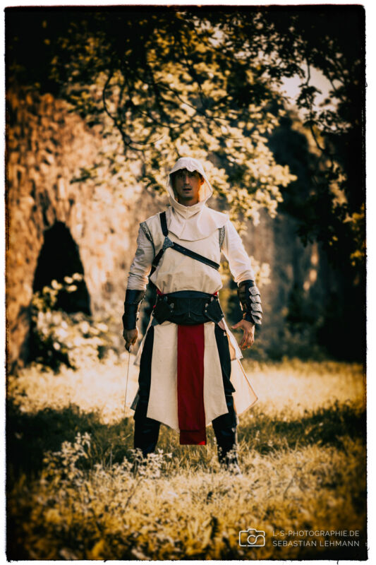 Das Kostüm von Altaïr beim Assassins Creed Foto Shooting in Blankenberg.
Model: Anselm
| Charakter: Altaïr Ibn-La'Ahad
| Bild: LS Photographie - Sebastian Lehmann Das Kostüm von Altaïr beim Assassins Creed Foto Shooting in Blankenberg. Model: Anselm | Charakter: Altaïr Ibn-La'Ahad | Bild: LS Photographie - Sebastian Lehmann