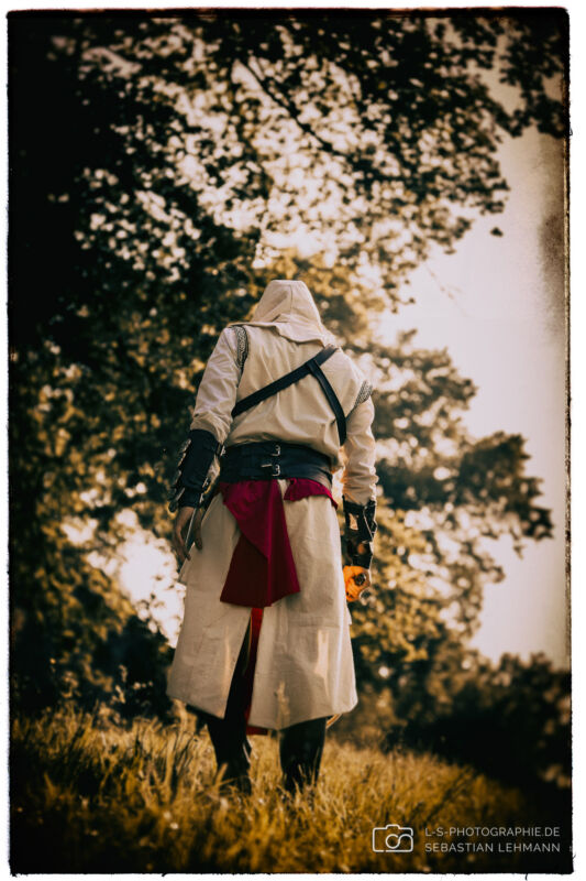 Das Kostüm von Altaïr beim Assassins Creed Foto Shooting in Blankenberg.
Model: Anselm
| Charakter: Altaïr Ibn-La'Ahad
| Bild: LS Photographie - Sebastian Lehmann Das Kostüm von Altaïr beim Assassins Creed Foto Shooting in Blankenberg. Model: Anselm | Charakter: Altaïr Ibn-La'Ahad | Bild: LS Photographie - Sebastian Lehmann