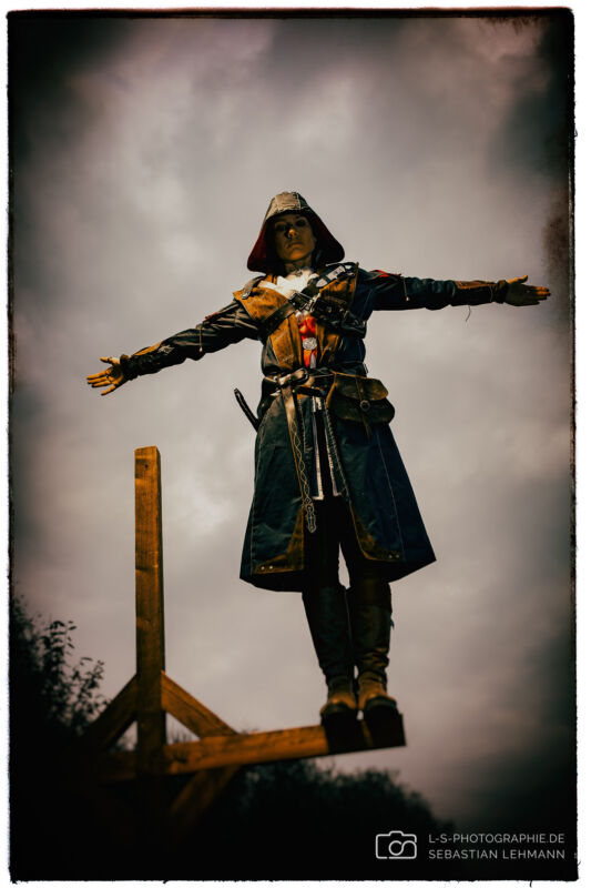 Charakter Portrait beim 2. Assassins Creed Foto Shooting in Hove.
Model: Anna
| Charakter: Edward Kenway
| Bild: LS Photographie - Sebastian Lehmann Charakter Portrait beim 2. Assassins Creed Foto Shooting in Hove. Model: Anna | Charakter: Edward Kenway | Bild: LS Photographie - Sebastian Lehmann