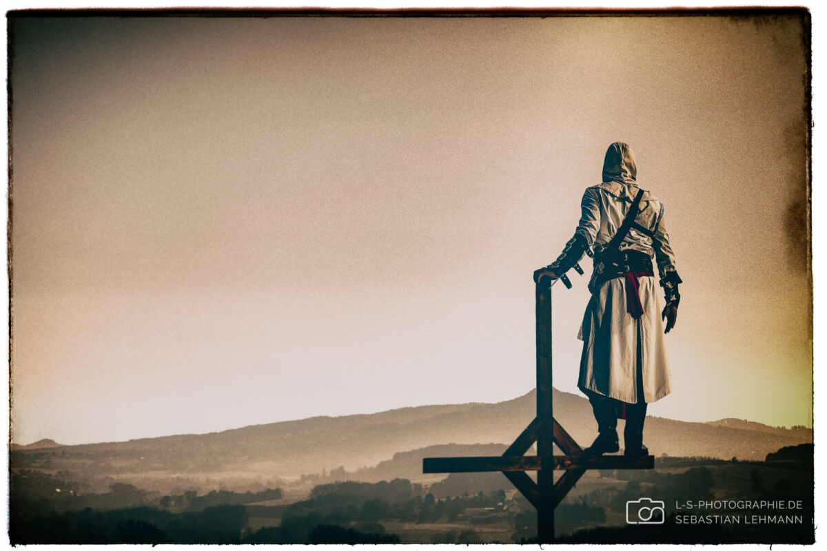 Charakter Portrait beim 2. Assassins Creed Foto Shooting in Hove.
Model: Anselm
| Charakter: Altaïr Ibn-La'Ahad
| Bild: LS Photographie - Sebastian Lehmann Charakter Portrait beim 2. Assassins Creed Foto Shooting in Hove. Model: Anselm | Charakter: Altaïr Ibn-La'Ahad | Bild: LS Photographie - Sebastian Lehmann