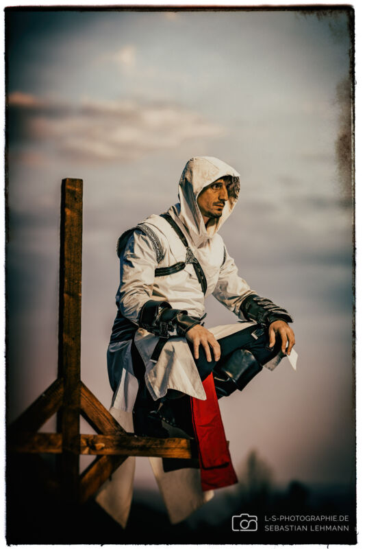 Charakter Portrait beim 2. Assassins Creed Foto Shooting in Hove.
Model: Anselm
| Charakter: Altaïr Ibn-La'Ahad
| Bild: LS Photographie - Sebastian Lehmann Charakter Portrait beim 2. Assassins Creed Foto Shooting in Hove. Model: Anselm | Charakter: Altaïr Ibn-La'Ahad | Bild: LS Photographie - Sebastian Lehmann